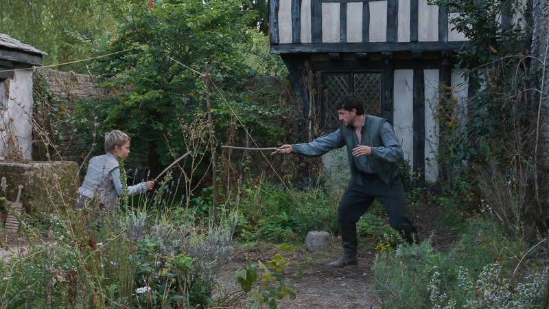 Hamnet and Shakespeare play fight.